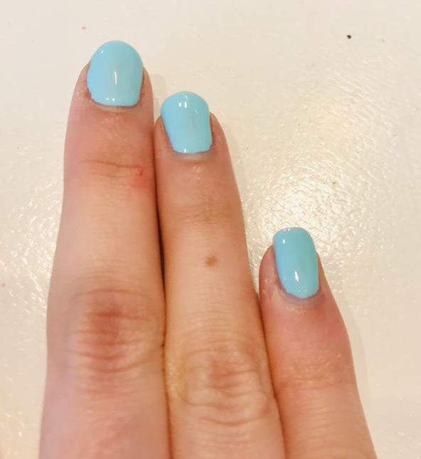 Klee-veilige-nagellak- waterbasis-peel off - 07 Madison - Fel licht blauw - op nagels