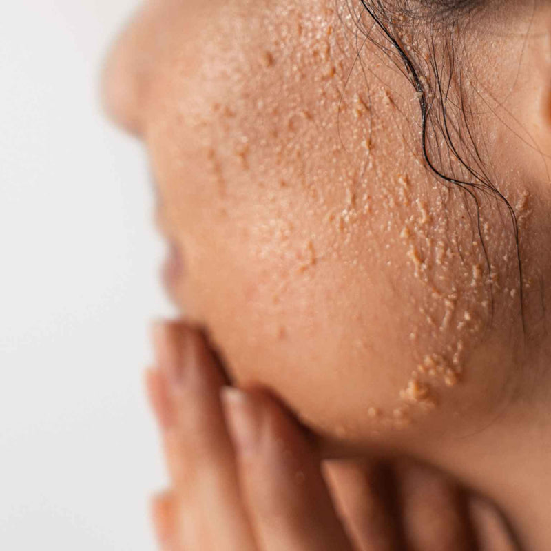 dr Hauschka Reinigingscreme Textuur op gezicht| INDISHA