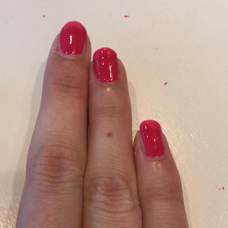 Klee-veilige-nagellak- waterbasis-peel off - 03 Denver - roze rood op nagels