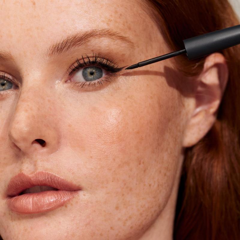 Vloeibare Eyeliner | INIKA Organic | 100% natuurlijk | Op ogen, ooglook, model