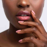 INIKA Organic Lip Serum op de lippen | INDISHA