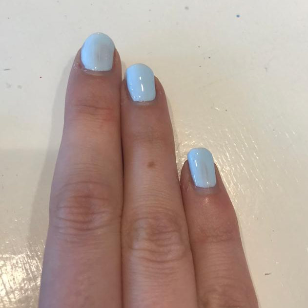 Klee-veilige-nagellak- waterbasis-peel off - 08- Little Rock - licht blauw op nagels
