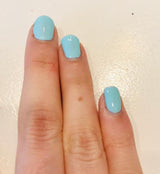 Klee-veilige-nagellak- waterbasis-peel off - 07 Madison - Fel licht blauw - op nagels