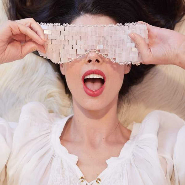 Rosequartz oogmasker op het gelaat